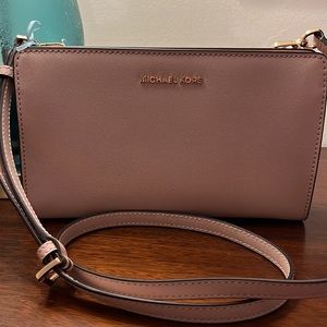 MICHAEL KORS CROSSBODY CLUTCH